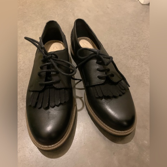Clarks Shoes - Clarks size 6 black loafers